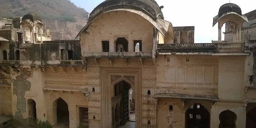 Visit Hathi Pol, one of the best things to do in Bundi, also known as the Elephant Gate inside Garh Palace.