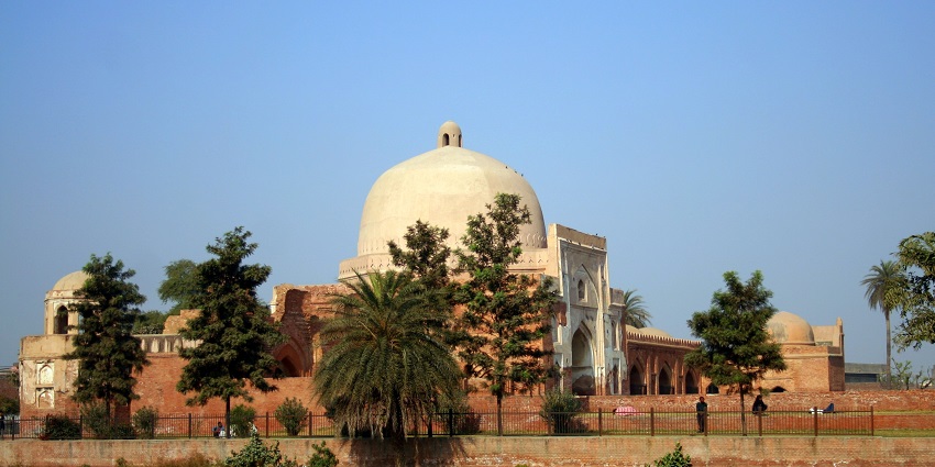 A glimpse of the Kabuli Bagh Mosque, a famous spiritual attraction of the region.
