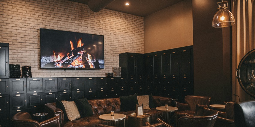 Visit Midsummer Night's Dream Bar, one of the must things to experience in Bangkok nightlife for couples.