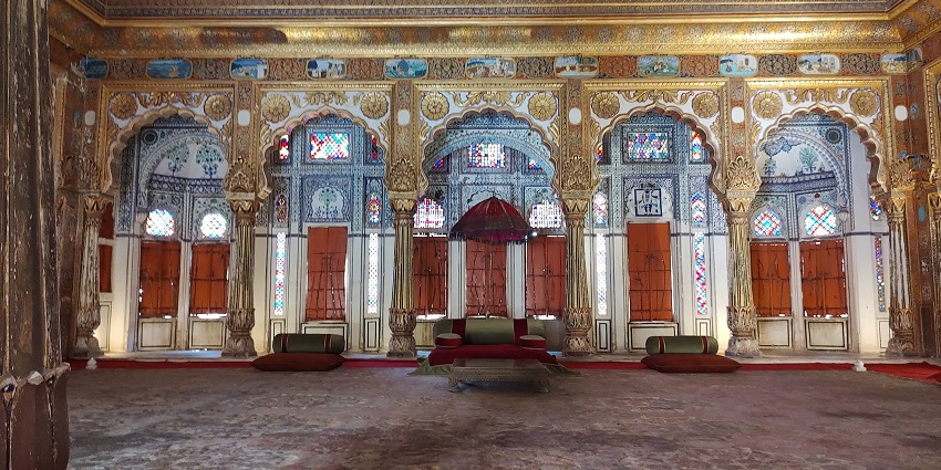 Witness the inside of the Phool Mahal, the resting room for queens of King Gopinath Singh, one of the best things to do in Bundi.