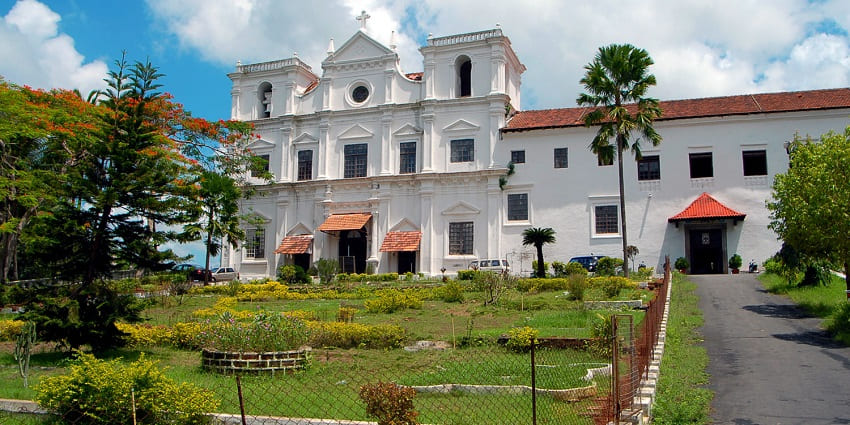 Rachol Seminary houses the stunning church, wall murals, and paintings made by popular artists like Angelo da Fonseca.