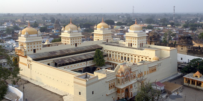 An image of Ram Raja Temple, one of the prettiest temples in Orchha.