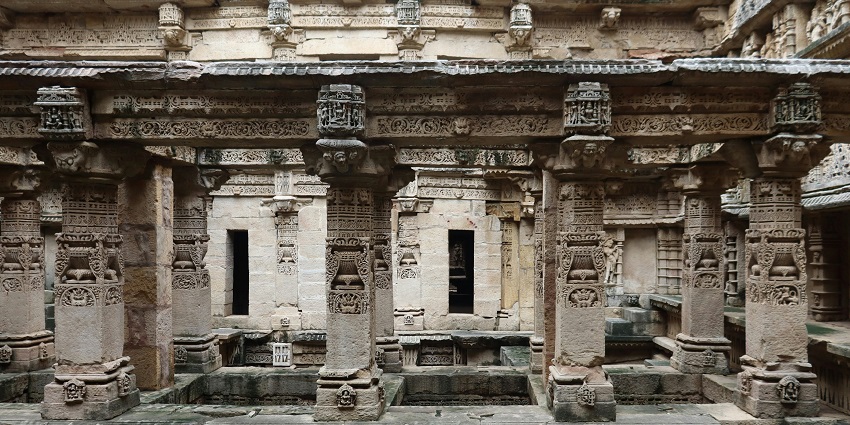A view of the beautiful architecture of pillars at the Rani Talab, relaxing here is the most amazing thing to do in Rewa.