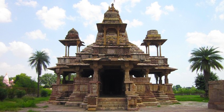 Bijolia: ancient temples and cultural heritage reveal regional history and traditions.