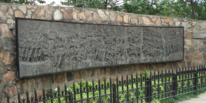 A glimpse of the acclaimed Salar Gunj Gate narrating famous tales of the bygone eras.