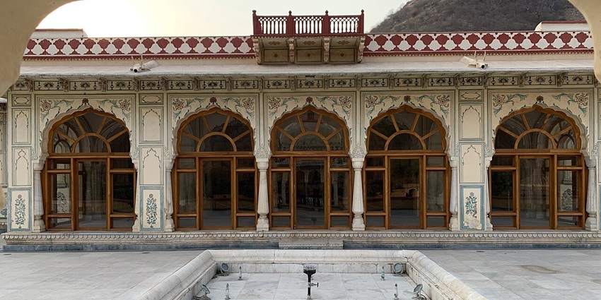 Wander through the Sisodia Rani Garden, one of the fun things to do in Jaipur for couples.