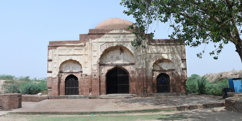 Exploring the historical Mama Bhanja Dargah is one of the best things to do in Sonipat.