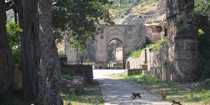 A captivating view of the entrance to Bhangarh Fort, a historic and mysterious site, one of the most exciting things to see in Alwar.