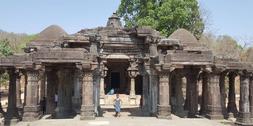 Visitors can visit the nearby Jain temples, situated in the region of Idar, Himmatnagar.