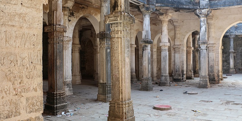 Visiting the Jama Masjid located inside the Uparkot Fort can be the best experience.