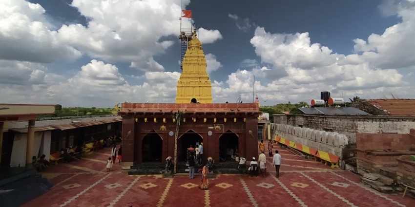 Religious souls can visit the nearby Bala Hanuman Temple to seek blessings.