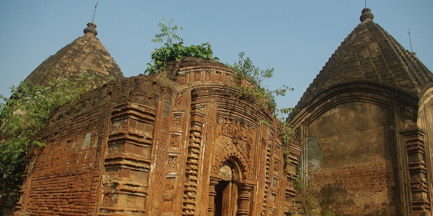 A picture of the ruins of a temple near the Analgadh Fort