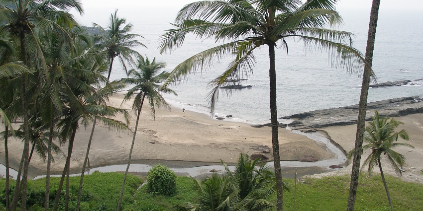 The vibrant Vagator beach in Mapusa is known for its red cliffs, white sands, pristine blue waters, and clear skies.