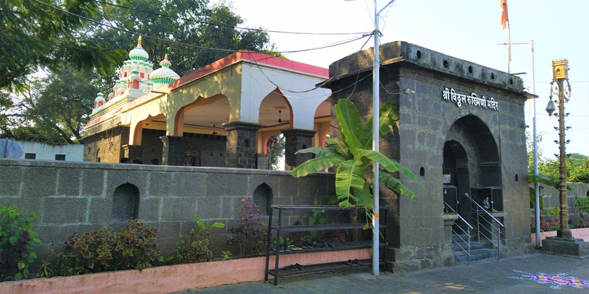 Vitthal Rukmini Temple is among the best places to visit near Solapur attracting pilgrims