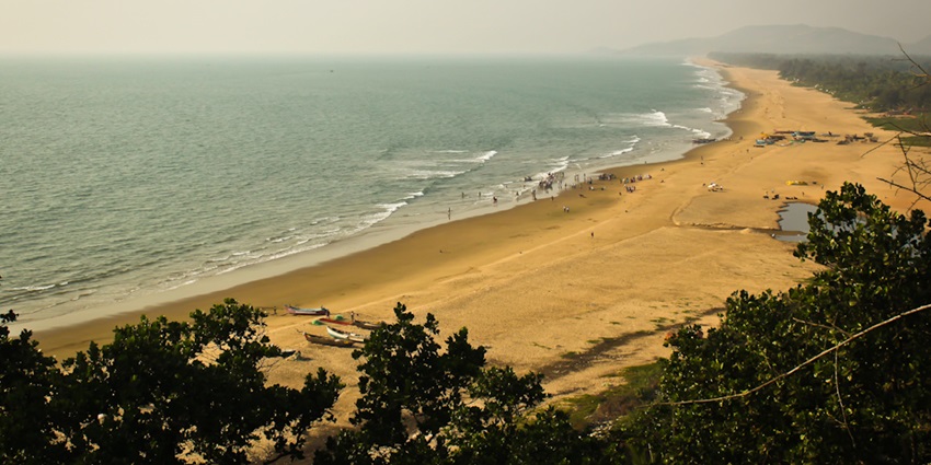 Vodarevu, another famous attraction, is known for its gentle waves and water sports.