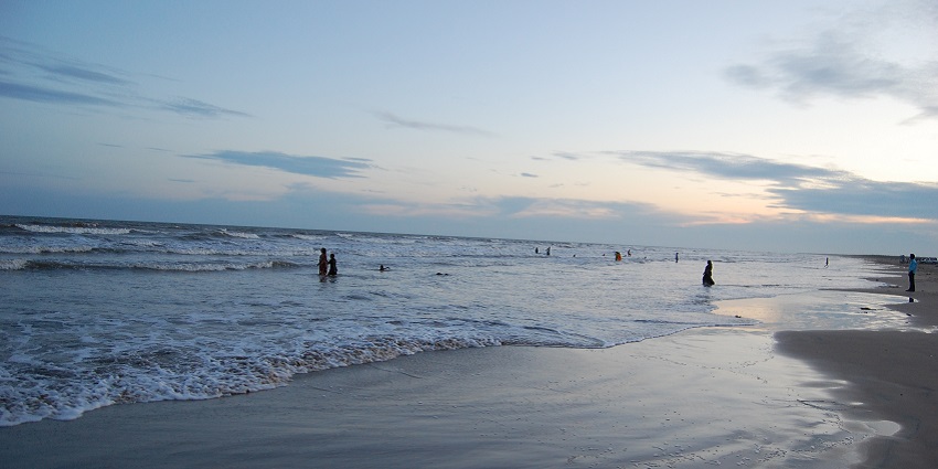 Mesmerising view of tourists strolling the shores of the Vodarevu beach in the evening