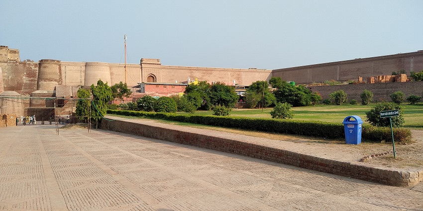 One can walk through the ancient rooms and chambers on the fort premises.