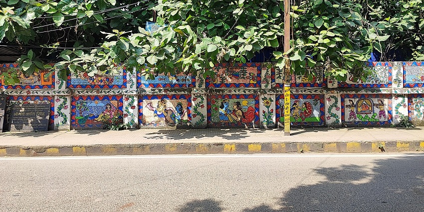 Beautiful image of the wall paintings on the streets of Patna city near waterpark