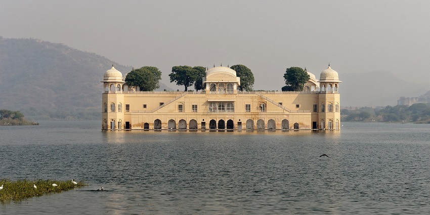 Jal Mahal Palace floating on Man Sagar Lake is a stunning thing to see in Jaipur, a picturesque landmark in Jaipur.