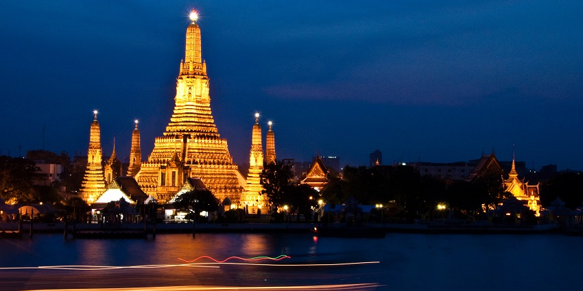 Wat Arun Temple at night with a view of the river to enjoy the best nightlife in Bangkok for couples