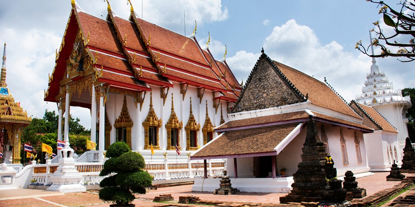 Buddhist site Wat Chalong radiates serene beauty and boasts amazing sculpture in the city.