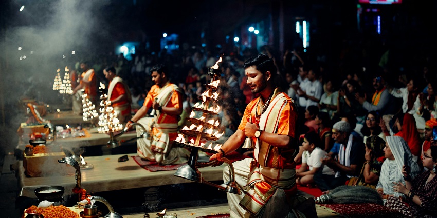 The evening aarti ceremony at Narmada Ghat, a one of the things to do in Maheshwar.