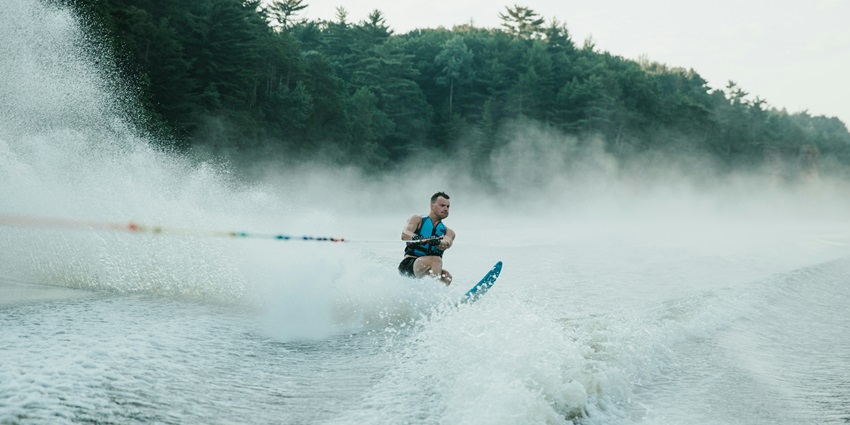 Water skiing is one of the most adventurous water sports in Diu everyone should try.