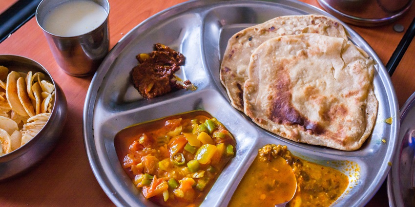 There are many eateries near the AATAPI Water Park offering delicious Gujarati food.