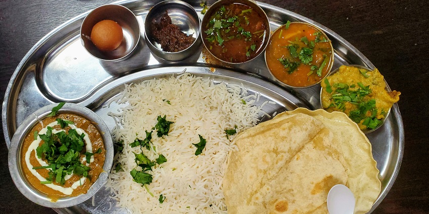 There are many eateries near the Vaibhav Water Park Vapi offering appetising food.