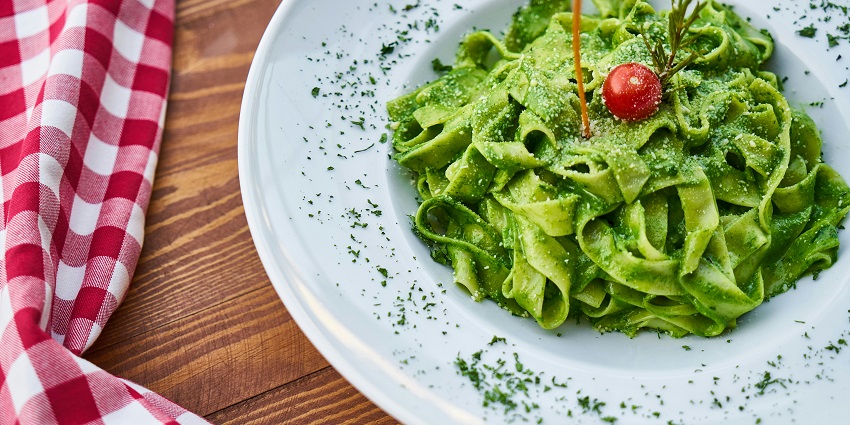 From local cuisines to continental dishes, the nearby eateries offer a variety of meals.
