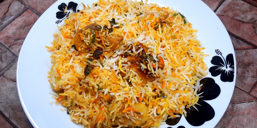 Gorge on delicious food like biryani and spicy curries at restaurants near this zoo