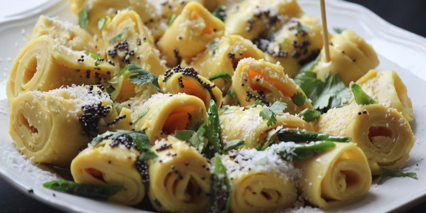 Patra is the famous dish of Gujarat, served aorund the restaurants and eateries nearby