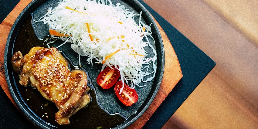 Dandeli has several fine-dining options in nearby areas with mixed cuisine flavours.