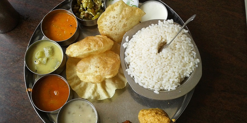 After exploring the zoo in Mangalore, you can enjoy a local thali in a nearby eatery.