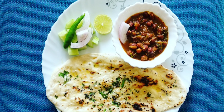 An image of Butter Kulcha and Panner, a lip-smacking Indian dish to try on your trip.