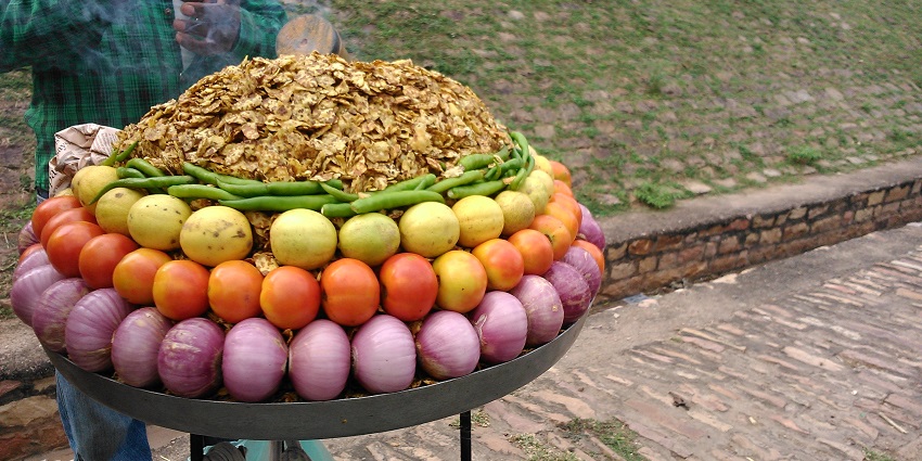 A vendor selling chane (jor garam) at Gwalior Fort, capturing local street food.
