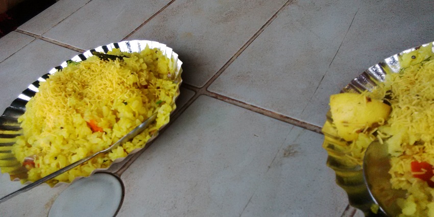 Two plates of the local cuisines of Madhya Pradesh, Poha which you can enjoy when visiting here