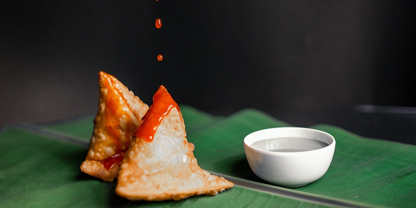 There are many eateries in Gujarat offering scrumptious delicacies including samosa.