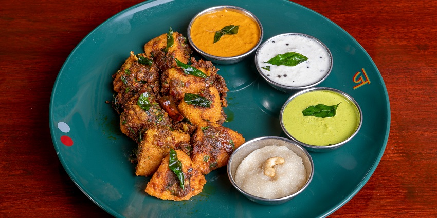 There are many eateries near Shankar’s International Dolls Museum offering delicious food.