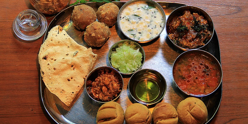 Visitors can find a variety of restaurants serving Rajasthani cuisine and local snacks.