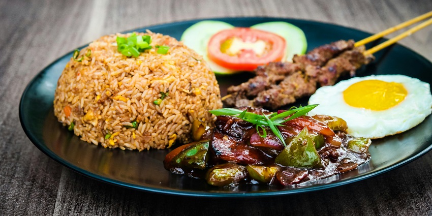 There are several fine dining restaurants available near Telaga Tujuh Waterfalls.