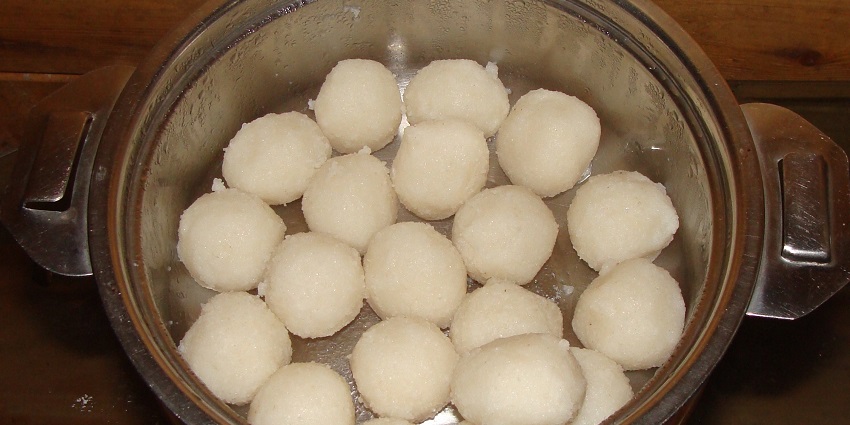 The famous food of Coorg is Kadumbuttu which are rice dumplings served with curry