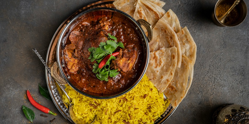 There are many eateries near Tatarpur Fort offering scrumptious Rajasthani food.