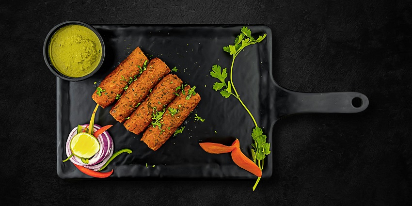 Mahendragarh Fort dining offers Rajasthani cuisine, North Indian dishes in restaurants.