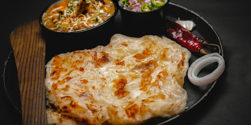 There are many eateries near the Hariharnath Temple which offer appetising delicacies.