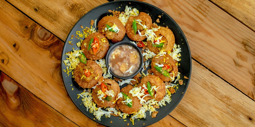 There are many eateries near Bagru Fort offering authentic Rajasthani dishes and snacks.