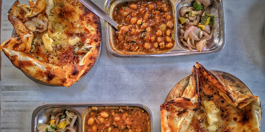 Bathinda Fort has a lot of nearby eateries offering mouth-watering food.