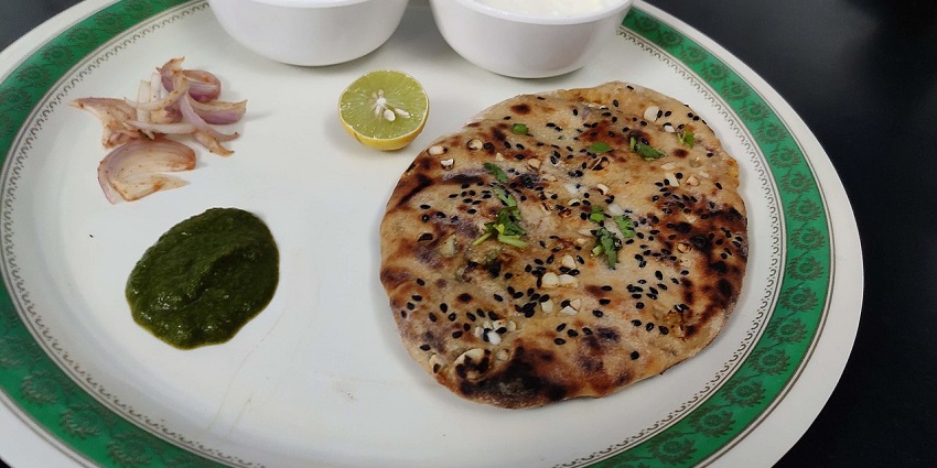 Image of Amritsari style tasty Chhole Kulcha. The Kulcha are made with stuffings