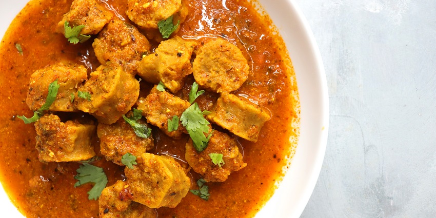 Cherish some traditional Rajasthani cuisines at eateries located near Ranakpur Temple.