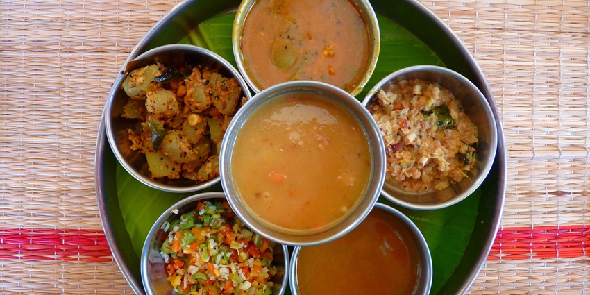 A picture of a delicious thali served at a restaurant in Haryana near the Pipli Zoo